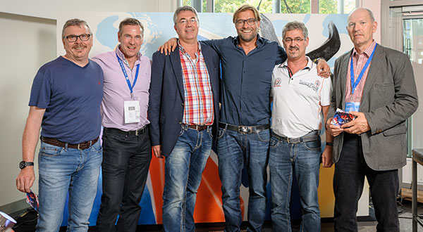 Die Mitglieder der VR Bank Main-Kinzig-Büdingen eG mit Jürgen Klopp beim Tag des Erfolgs Die Mitglieder der VR Bank Main-Kinzig-Büdingen eG mit Jürgen Klopp beim Tag des Erfolgs