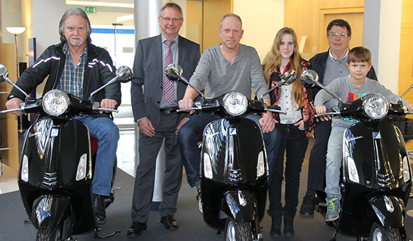 Die neuen stolzen Besitzer der Vespas bei der Gewinnübergabe in der Geschäftsstelle in Büdingen. Die neuen stolzen Besitzer der Vespas nehmen ihre Zweiräder in der Geschäftsstelle der Vr Bank in Büdingen entgegen.