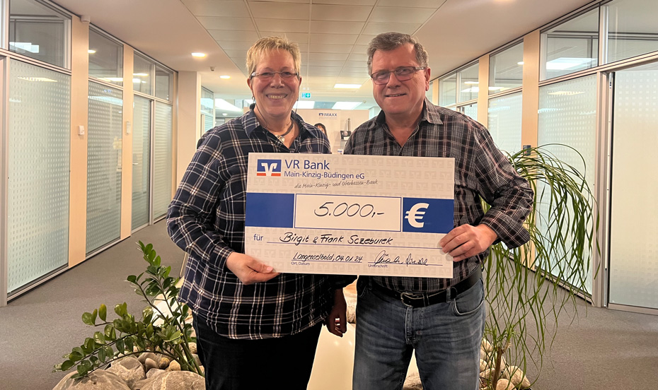 Birgit und Frank Sczeburek aus Langenselbold freuen sich über 5.000 Euro, die sie beim Gewinnsparen gewannen. Birgit und Frank Sczeburek aus Langenselbold freuen sich über 5.000 Euro, die sie beim Gewinnsparen gewannen. - VR Bank-Main-Kinzig-Büdingen eG